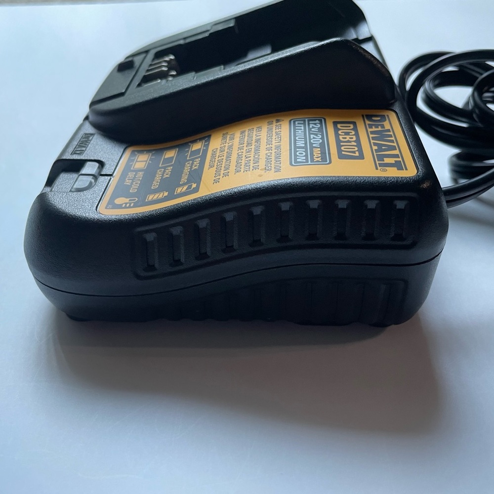 DEWALT DCB107 Lithium-Ion 12v 20v Battery Charger, EUC - Picture 6 of 6